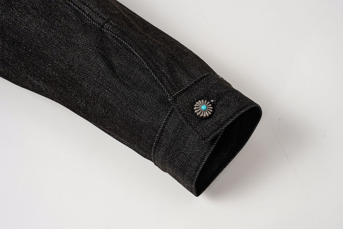 Veste en denim noir à devant plissé, fermetures à agrafes métalliques et clous turquoise