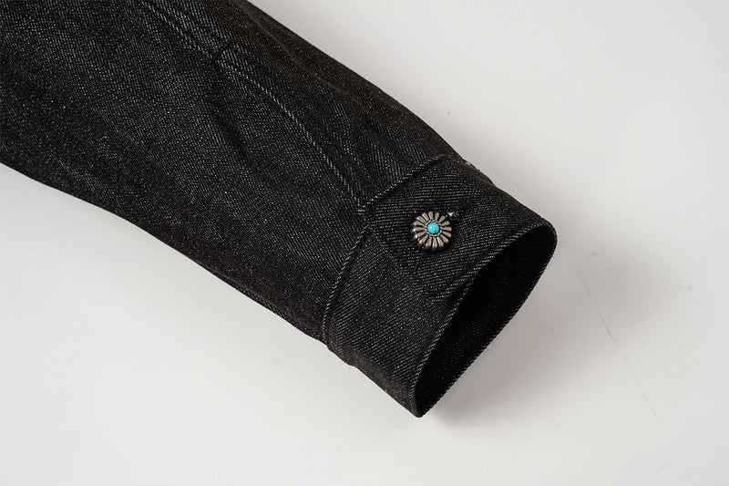 Veste en denim noir à devant plissé, fermetures à agrafes métalliques et clous turquoise