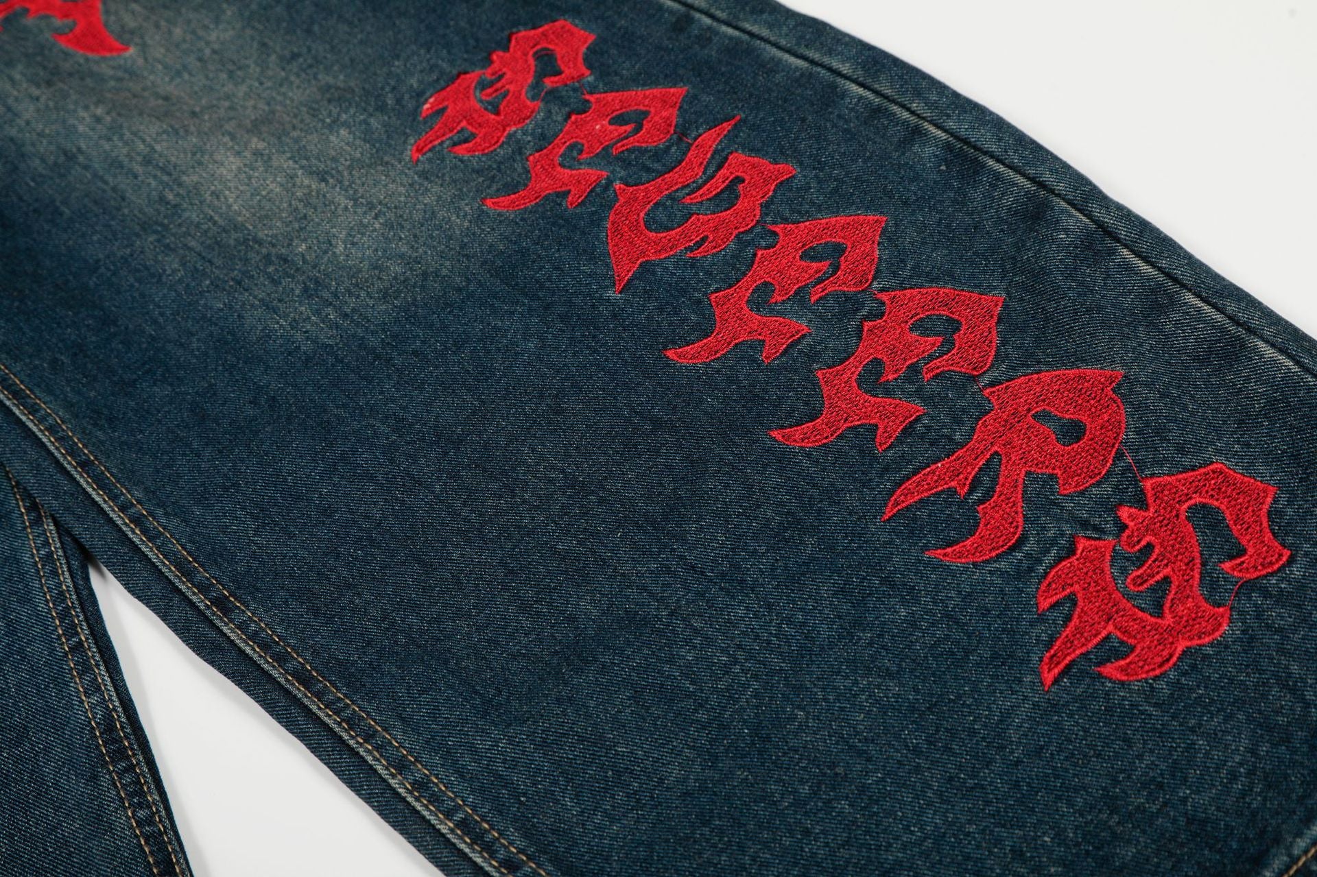 Jean délavé foncé baggy à jambes larges avec broderie gothique rouge