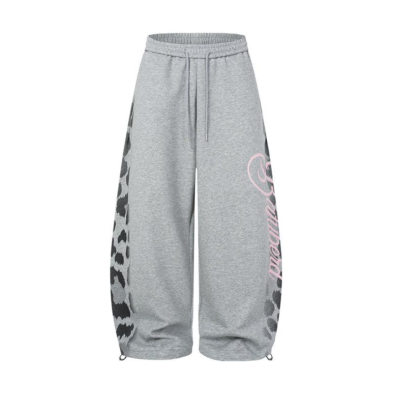Jogging oversize à jambes larges imprimé léopard avec motif manuscrit rose et bas de jambe à stoppeur, en gris chiné