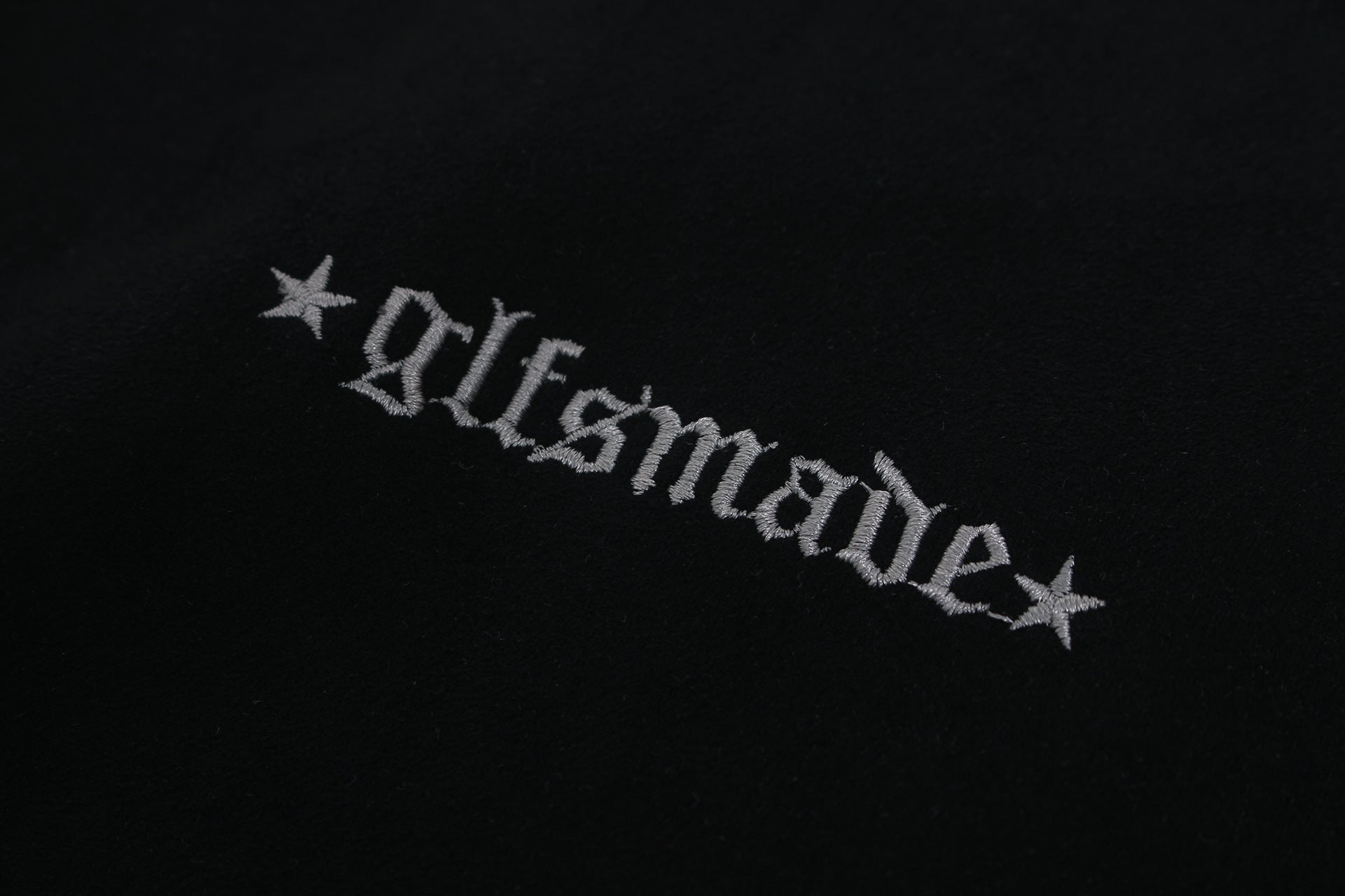 Langarmshirt aus velourslederartigem Material im Colorblock-Design mit Graffiti-Patch-Logo