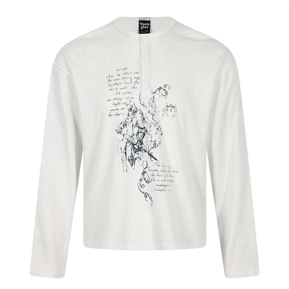 Camiseta Henley de manga larga y corte relajado para hombre, con estampado de guerrero abstracto a tinta y texto caligráfico, en blanco roto y negro
