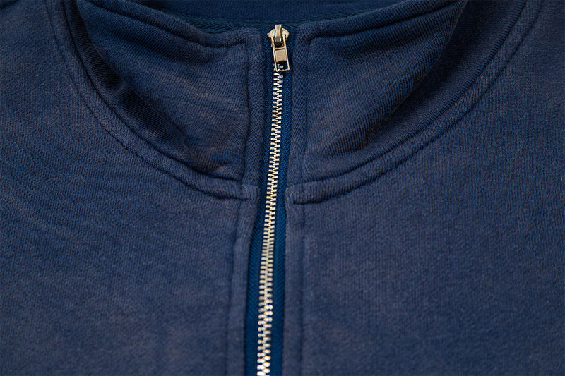 Sudadera de media cremallera con lavado desgastado, parche heráldico y estampado gótico — Azul marino