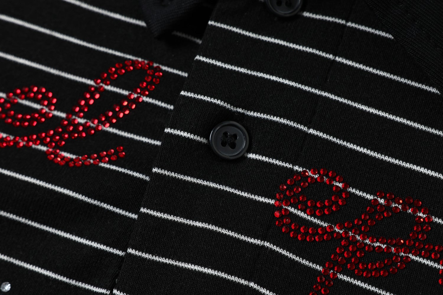 Polo de rayas con gráfico de letras de strass – Manga corta y cuello negro