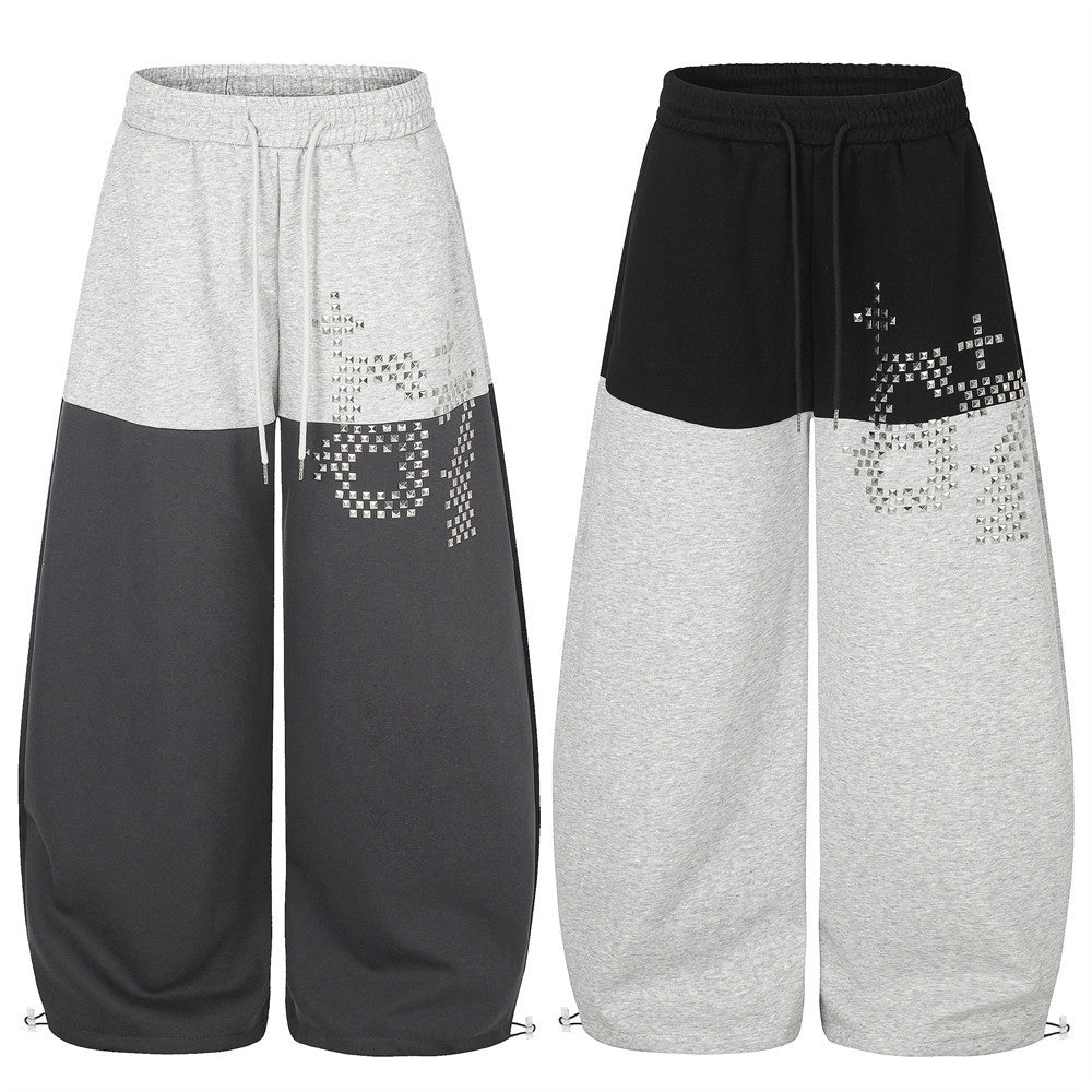 Pantalones de Chándal de Pierna Ancha con Bloques de Color y Detalles Gráficos de Tachuelas Plateadas