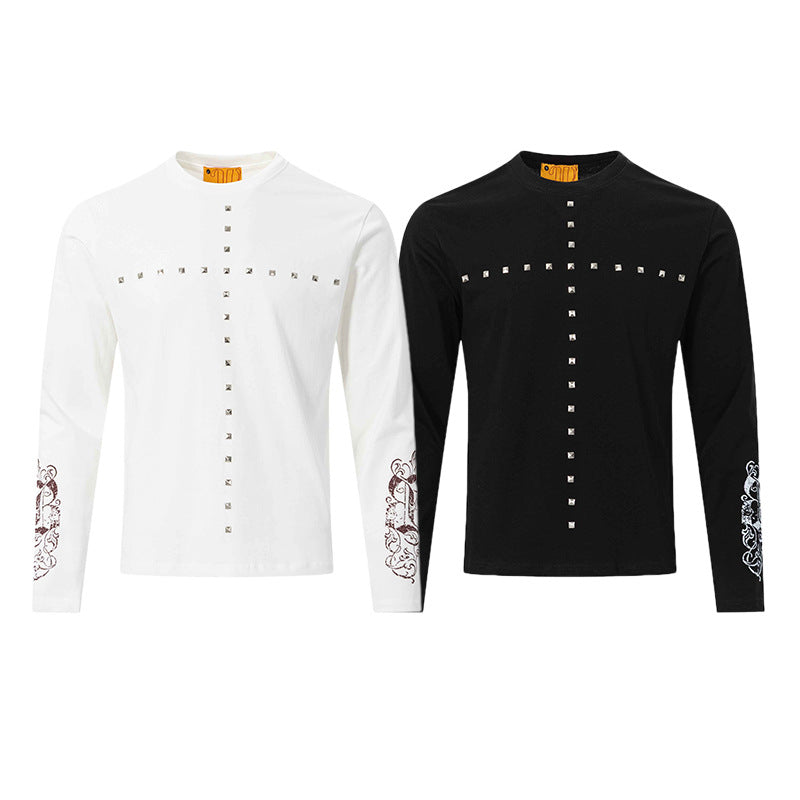 Camiseta de manga larga con cruz de tachuelas y estampado de calaveras en las mangas