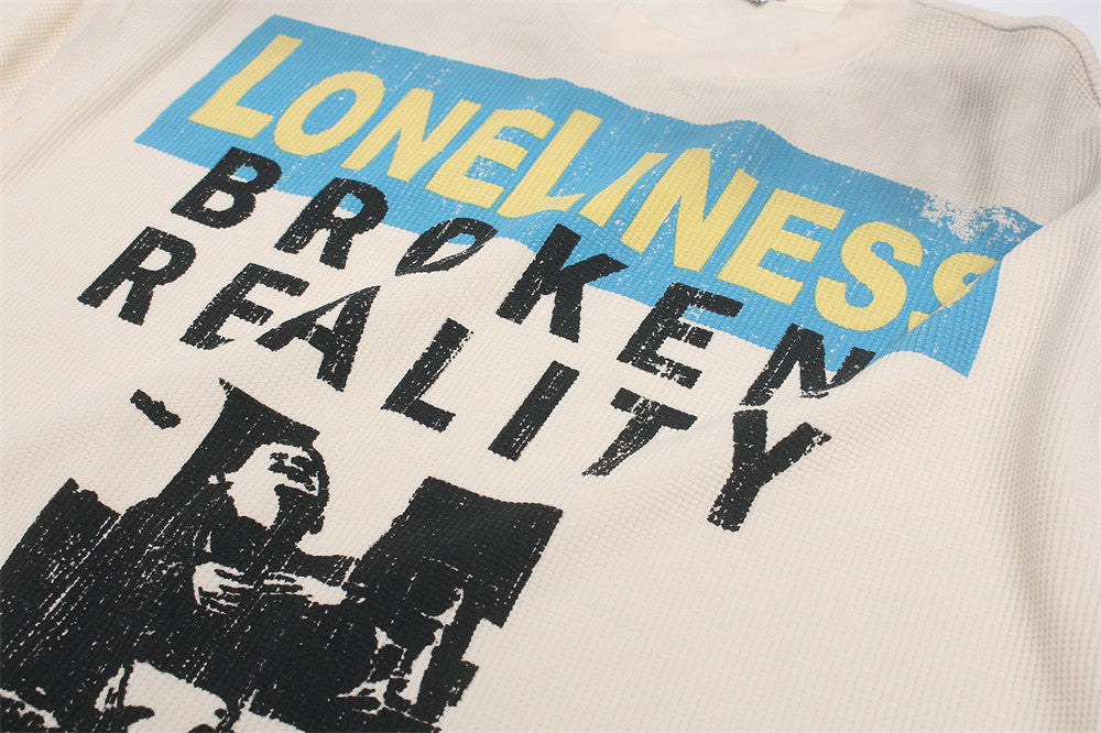 Herren-Langarmshirt aus Waffelstrick mit Grafik – „Loneliness Broken Reality“-Print
