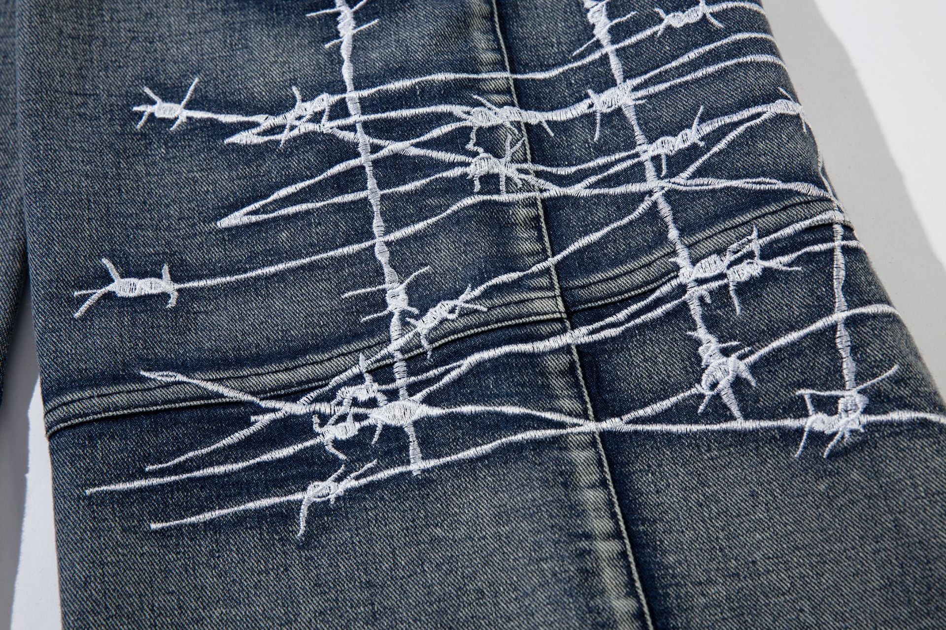 Wide-Leg Cargo Jeans with Barbed Wire Embroidery – Baggy Streetwear Denim