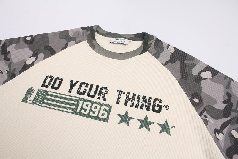 T-shirt raglan gaufré à manches longues avec manches camouflage — Do Your Thing 1996