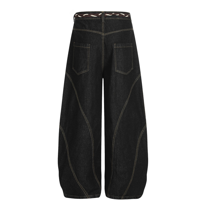 Vaqueros barrel de pierna ancha – Denim lavado con patchwork deconstruido y cinturón trenzado