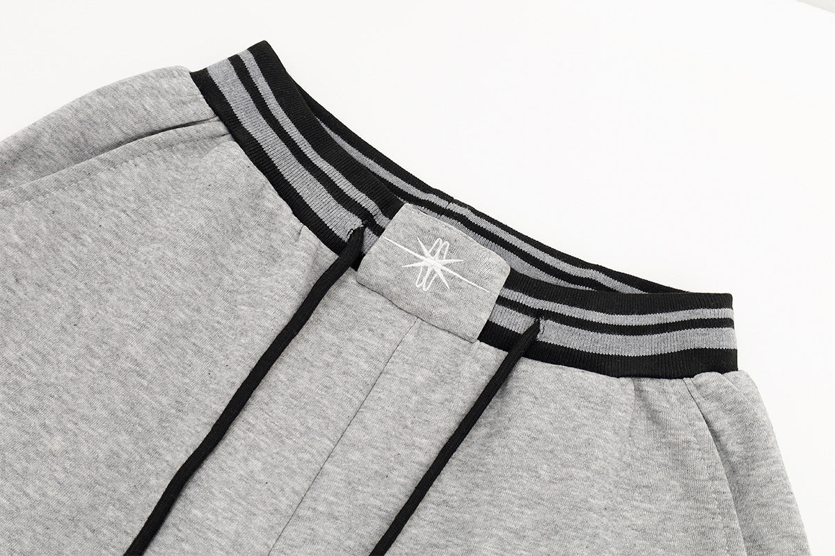 Jogginghose mit weitem Bein und gestreiftem Kontrastbund – Fleecehose mit Relaxed Fit