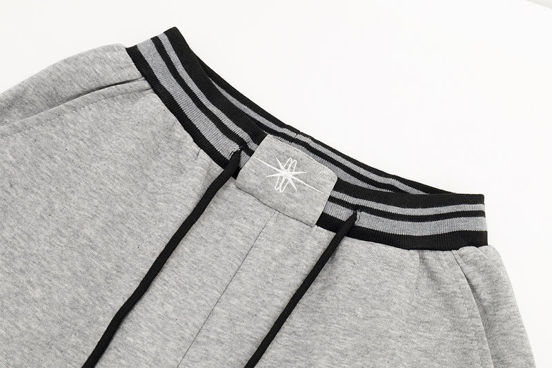Jogginghose mit weitem Bein und gestreiftem Kontrastbund – Fleecehose mit Relaxed Fit
