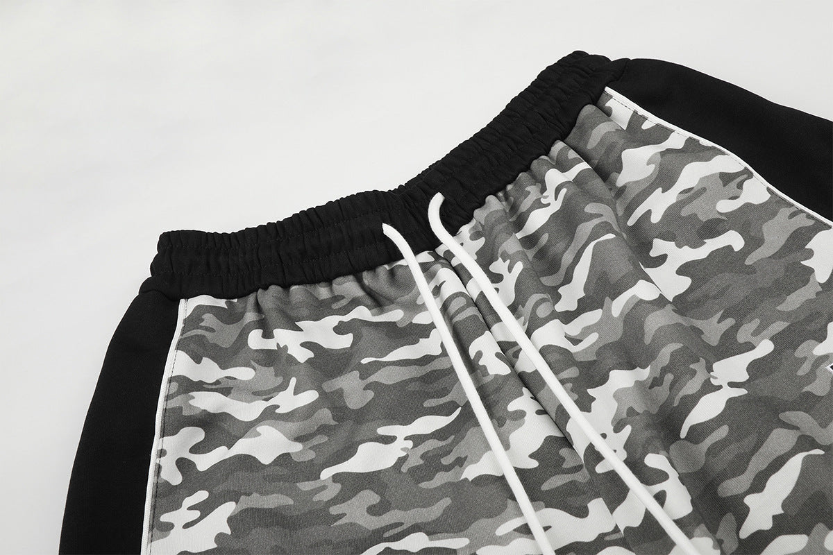 Pantalon de survêtement camouflage à jambes larges avec empiècements latéraux noirs et patch numéroté