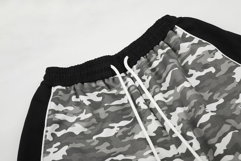 Pantalon de survêtement camouflage à jambes larges avec empiècements latéraux noirs et patch numéroté