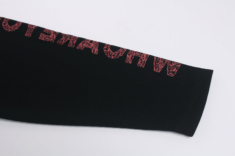 Schwarzes Longsleeve mit Graphic – Streetwear-Waffelshirt mit markantem Print