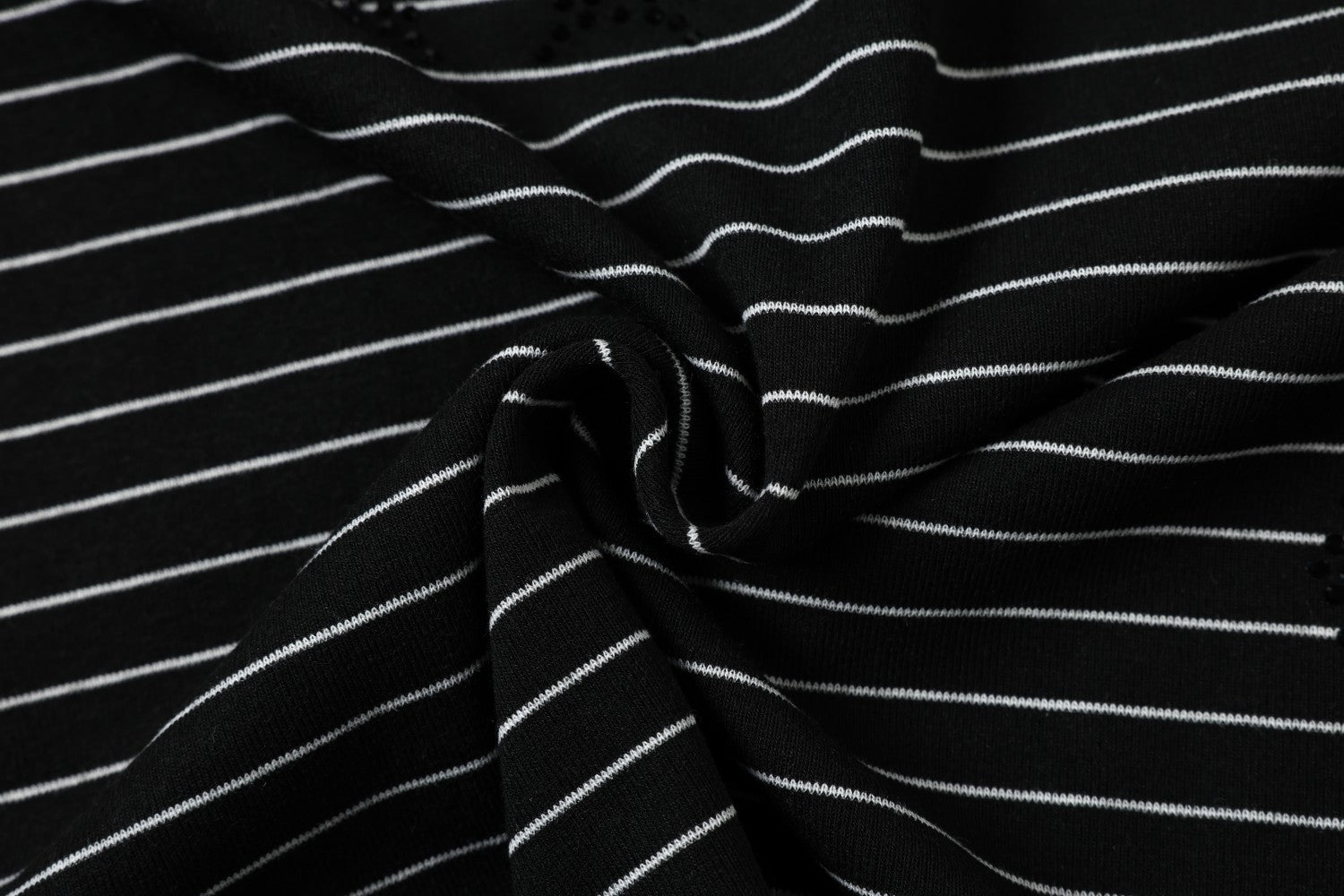 Polo de rayas con gráfico de letras de strass – Manga corta y cuello negro
