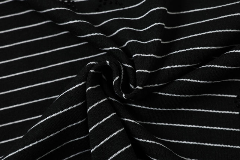 Polo de rayas con gráfico de letras de strass – Manga corta y cuello negro