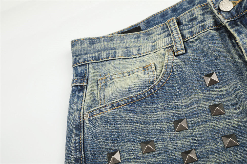 Jean homme coupe large – Denim délavé effet usé avec clous pyramidaux