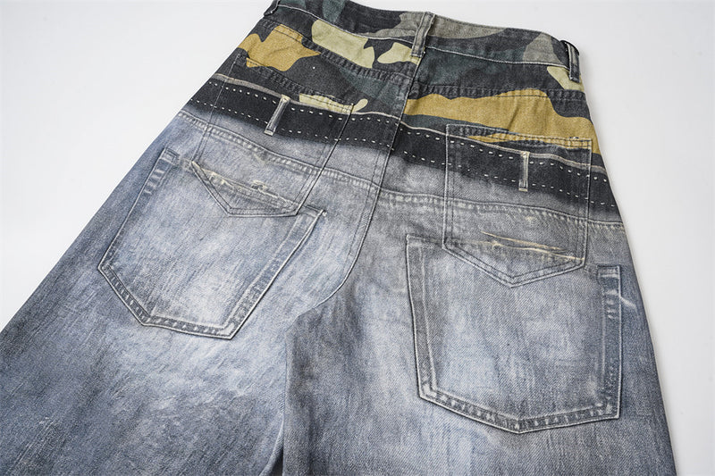 Jean large homme déchiré avec empiècement camouflage, clous et ceinture
