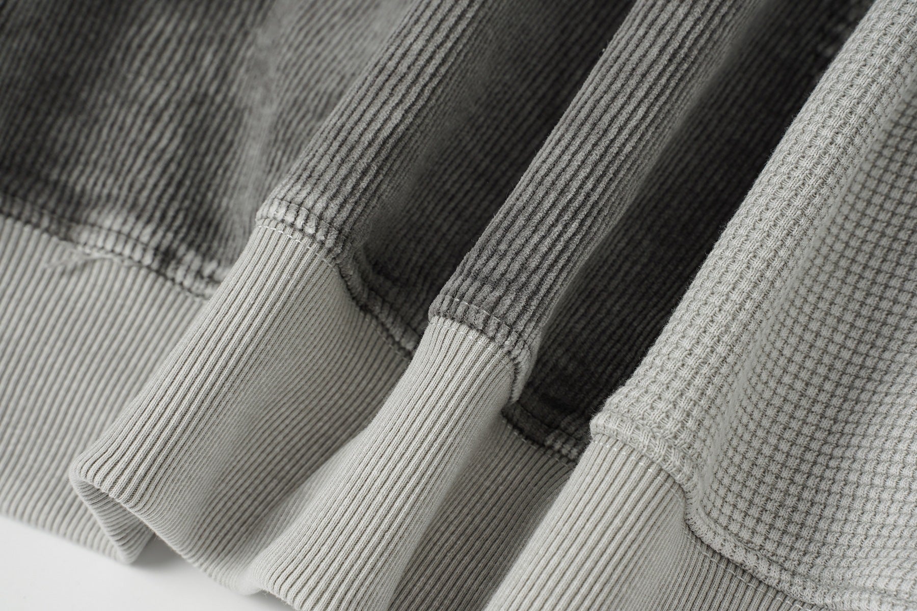 Sweat à capuche zippé quart de zip en maille gaufrée – Design bicolore déconstruit