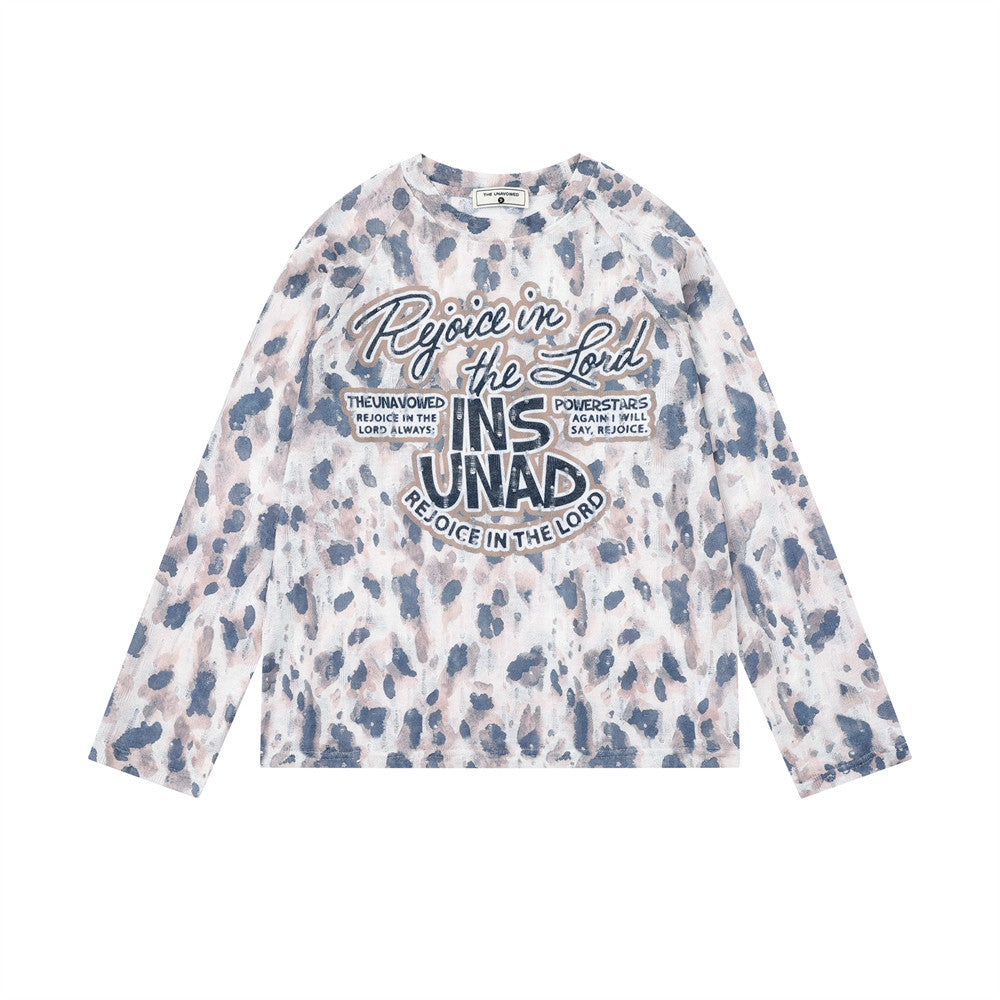 Camiseta extragrande de manga larga con estampado de leopardo tie-dye y gráfico, con emblema circular de letras en el pecho, en combinación de colores rosa malva y azul w