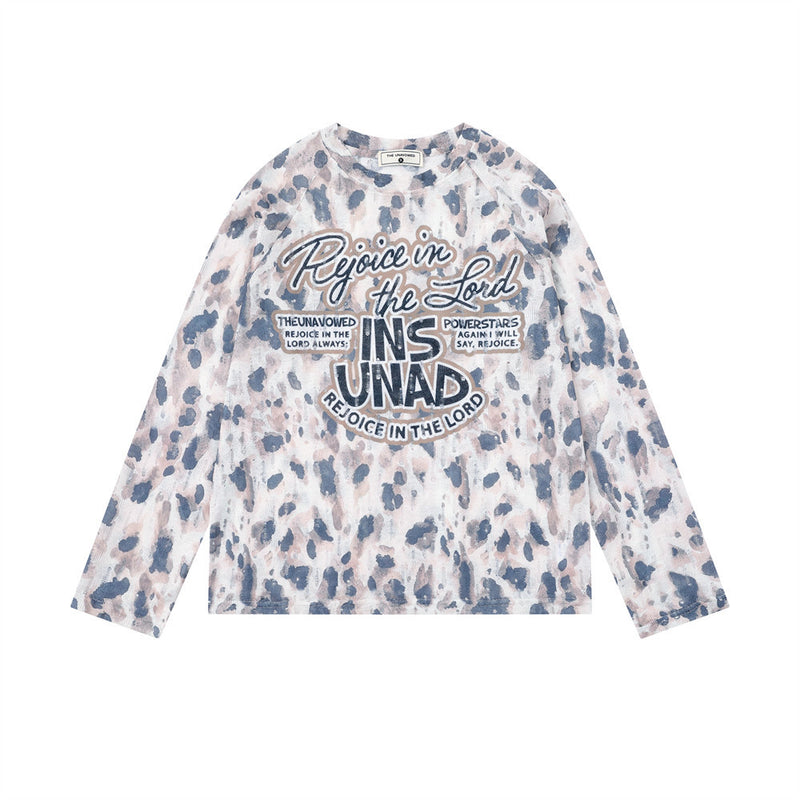 Camiseta extragrande de manga larga con estampado de leopardo tie-dye y gráfico, con emblema circular de letras en el pecho, en combinación de colores rosa malva y azul w