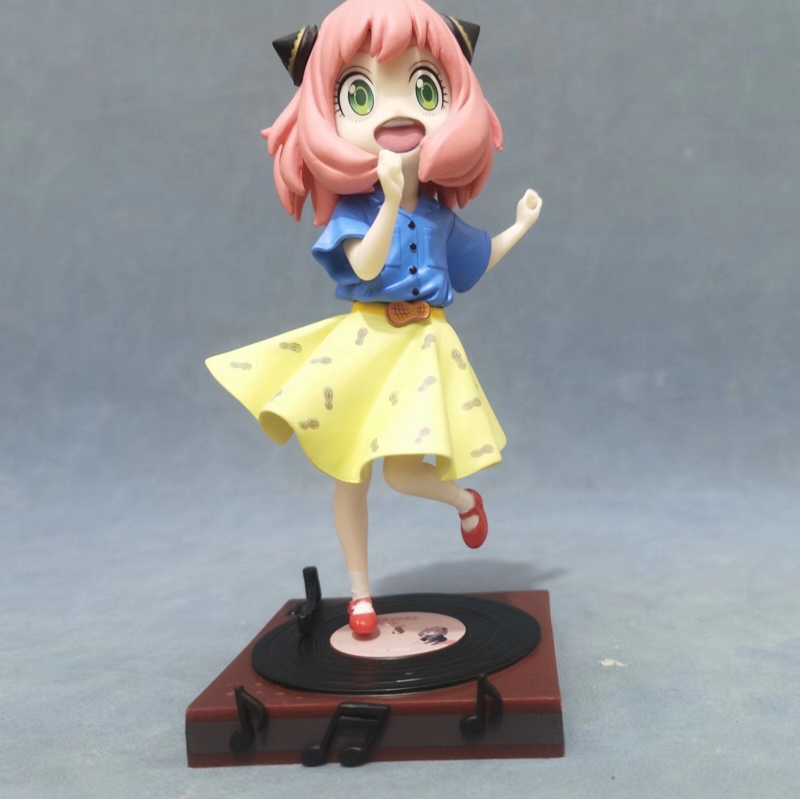 Enhance your anime collection with the limited edition 18cm PVC Anya Forger Dancing Figure from Spy x Family. Featuring vibrant pink hair and cat-like ears, she wears a blue blouse and yellow skirt on a vinyl record base, capturing her joyful essence perfectly.