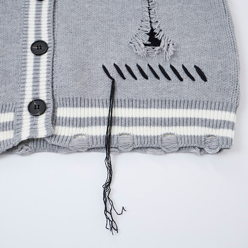 Strickcardigan mit Kreuzgrafik – Distressed-College-V-Ausschnitt, Oversize für Herren