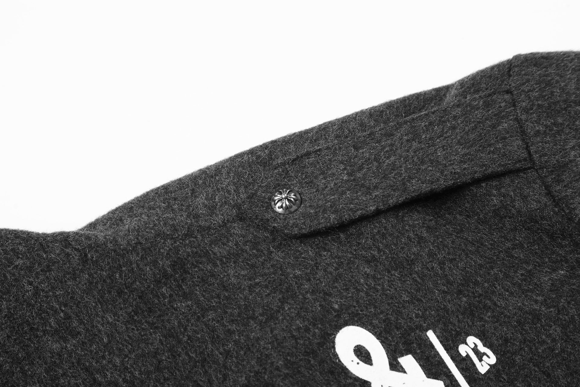 Chaqueta motera de mezcla de lana gris carbón con letras gráficas y cremallera asimétrica