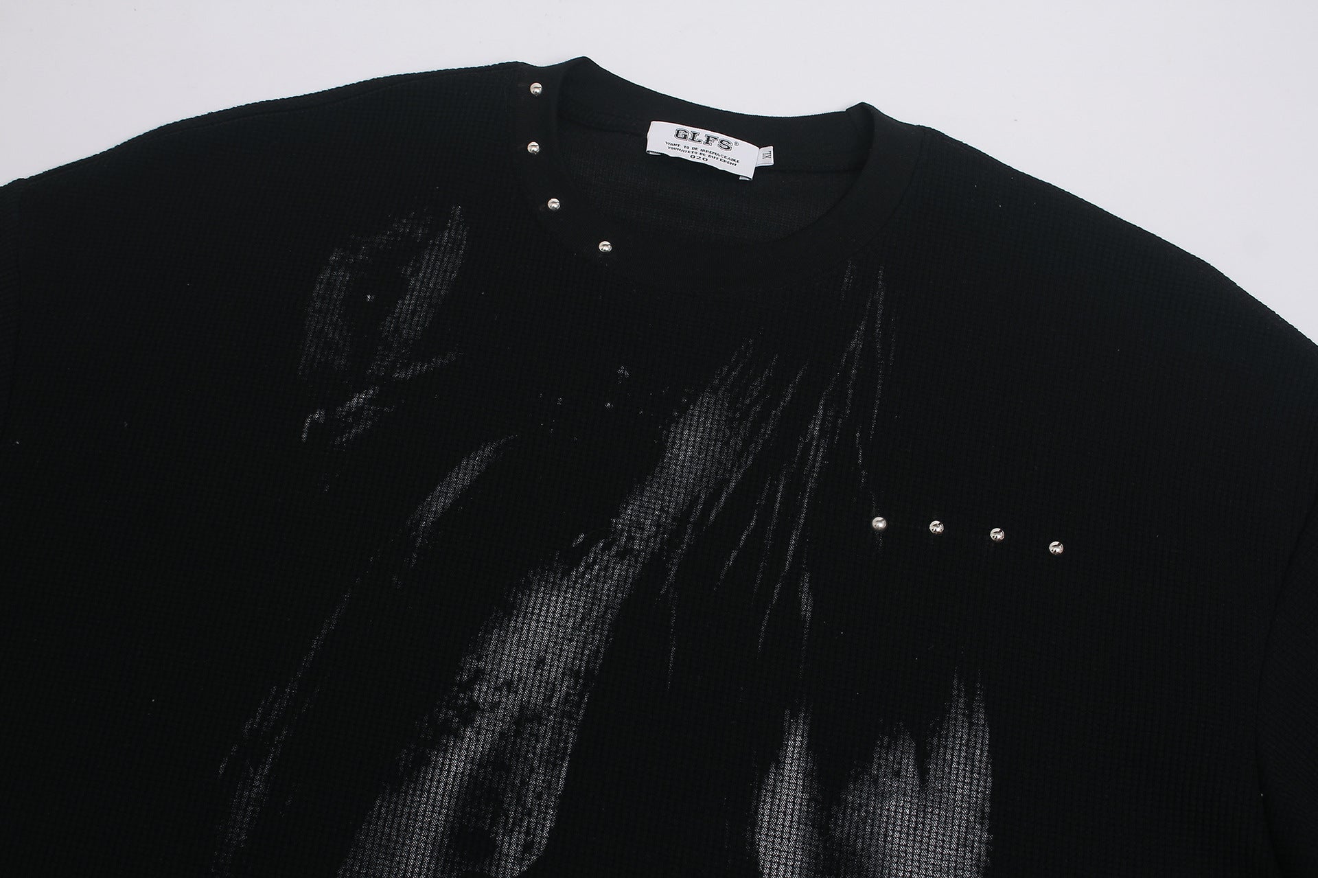 T-shirt graphique noir à manches longues avec détails cloutés et inscription