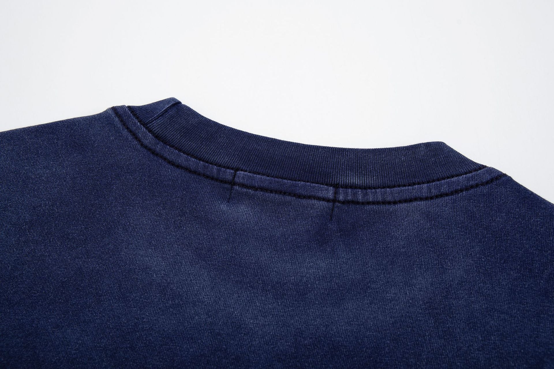 ロングスリーブクルーネックTシャツ｜ウォッシュド・ミリタリークレストグラフィック