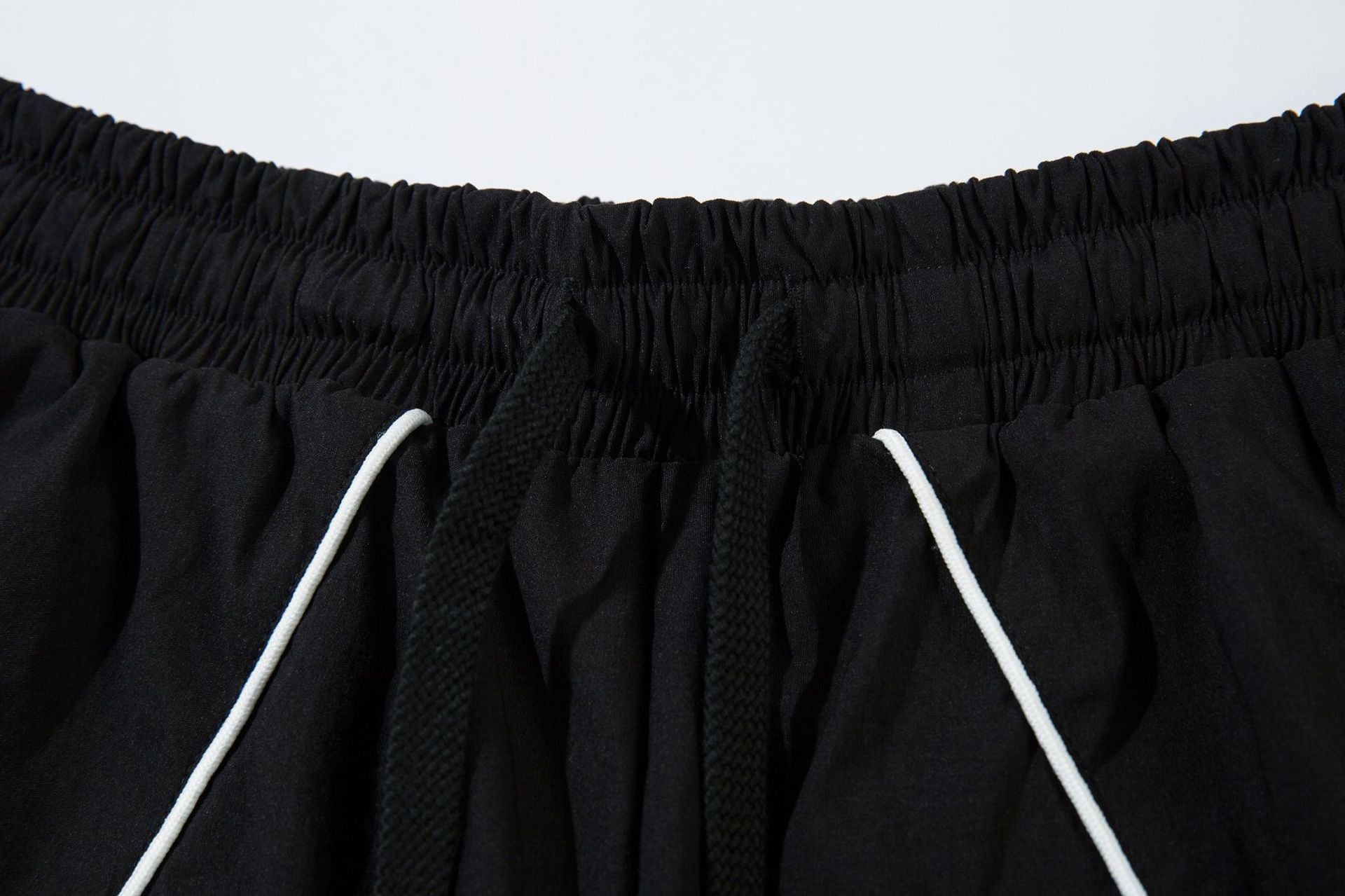 Herren-Trackpants mit kontrastierender Paspel und Colorblock-Seiteneinsätzen