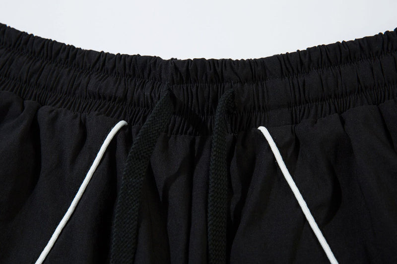 Herren-Trackpants mit kontrastierender Paspel und Colorblock-Seiteneinsätzen