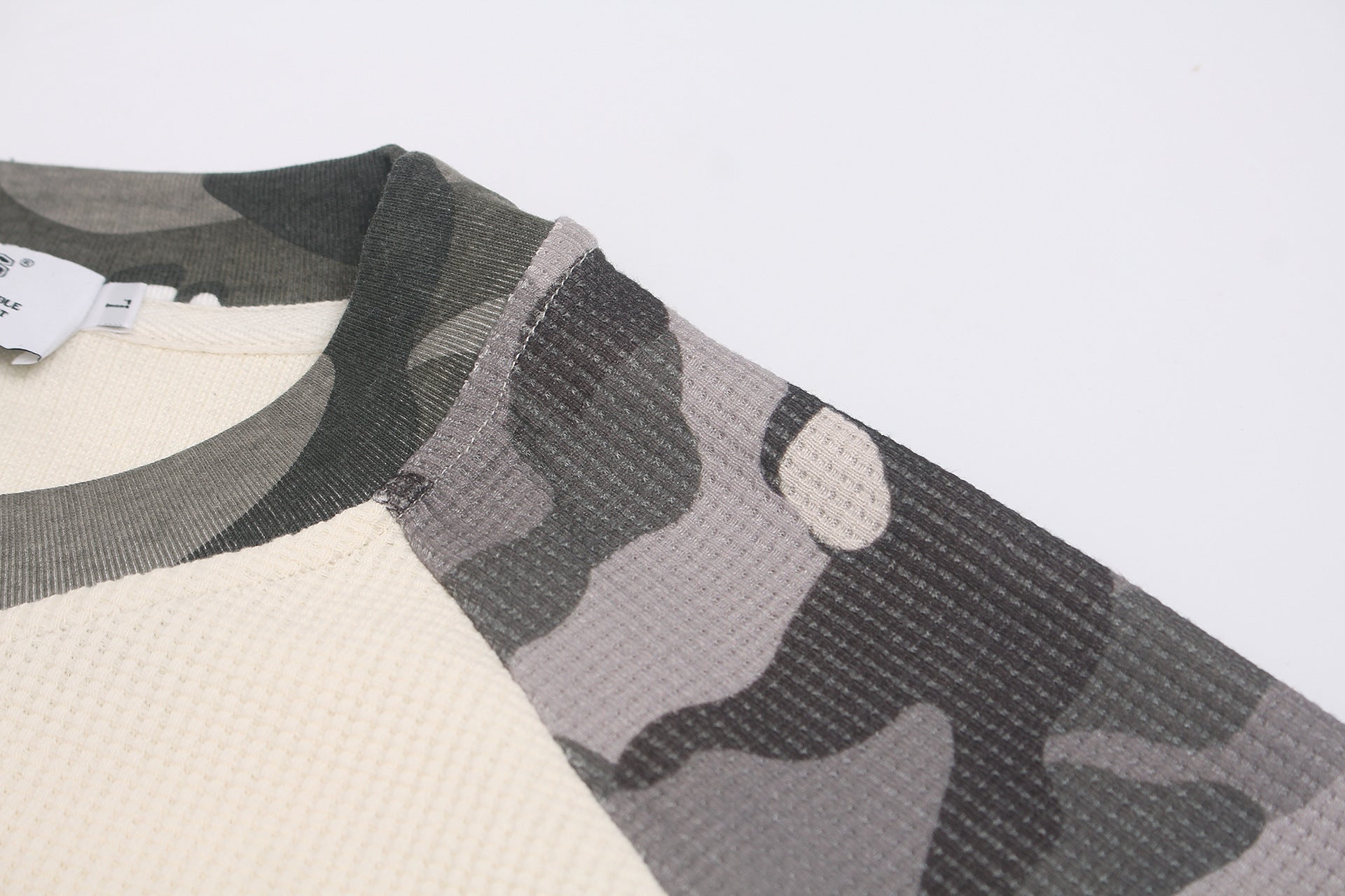 T-shirt raglan gaufré à manches longues avec manches camouflage — Do Your Thing 1996