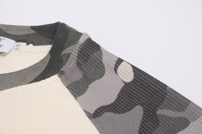 T-shirt raglan gaufré à manches longues avec manches camouflage — Do Your Thing 1996