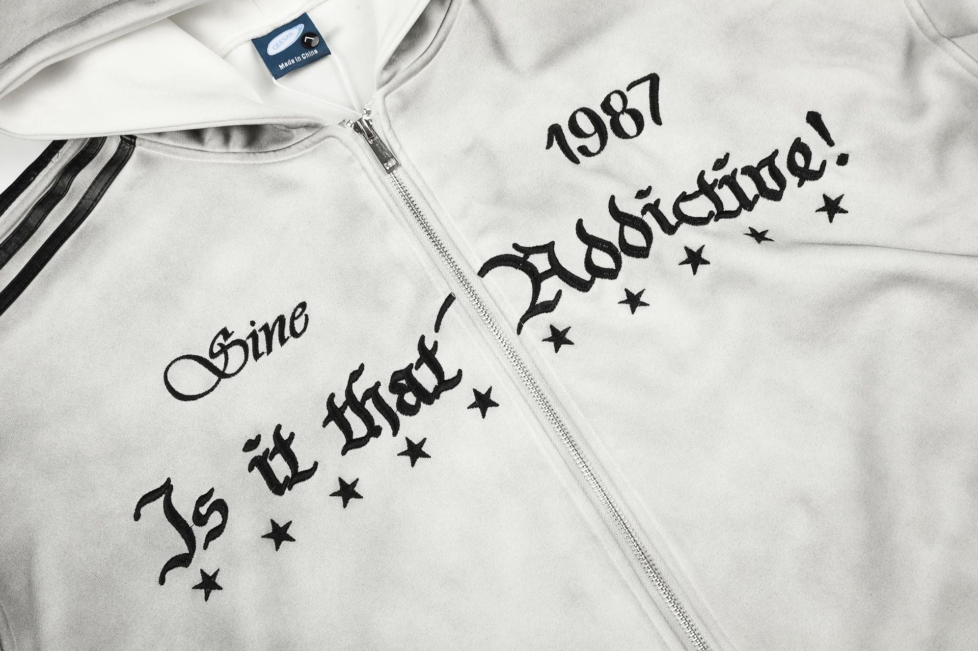 Sweat à capuche zippé tie-dye, manches rayées et motif graphique gothique