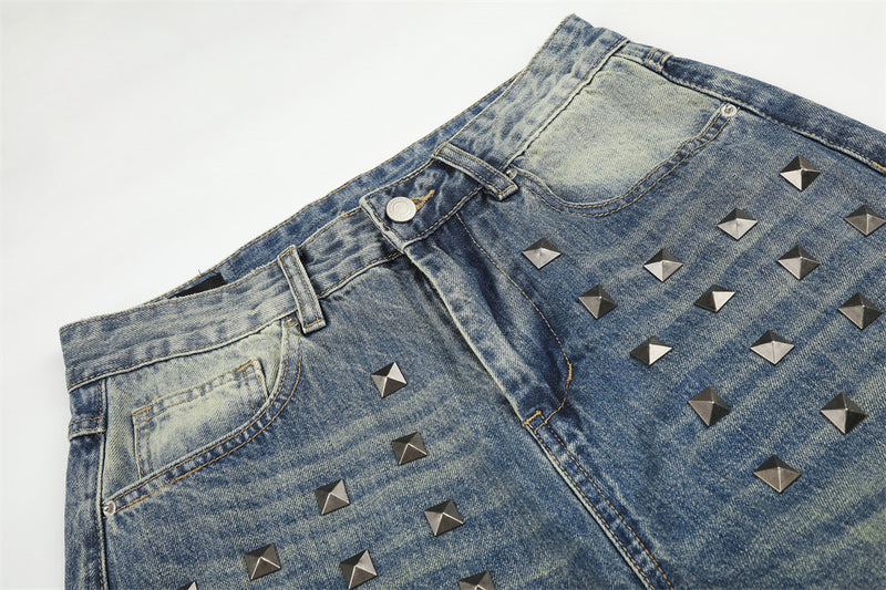 Jean homme coupe large – Denim délavé effet usé avec clous pyramidaux