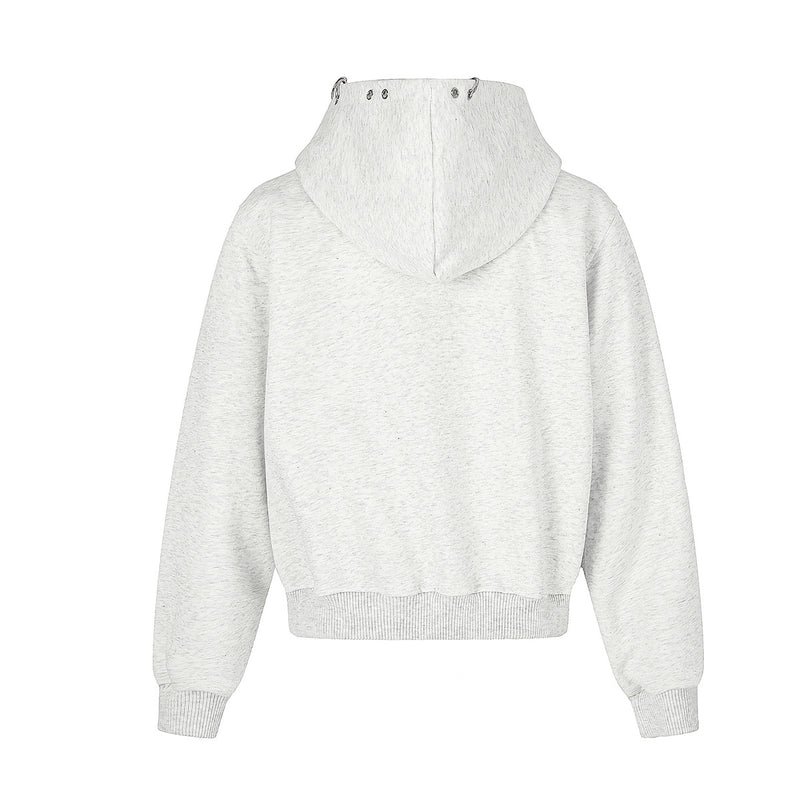 Sudadera gris corta con cremallera, gráfico anime y detalle de anillas metálicas