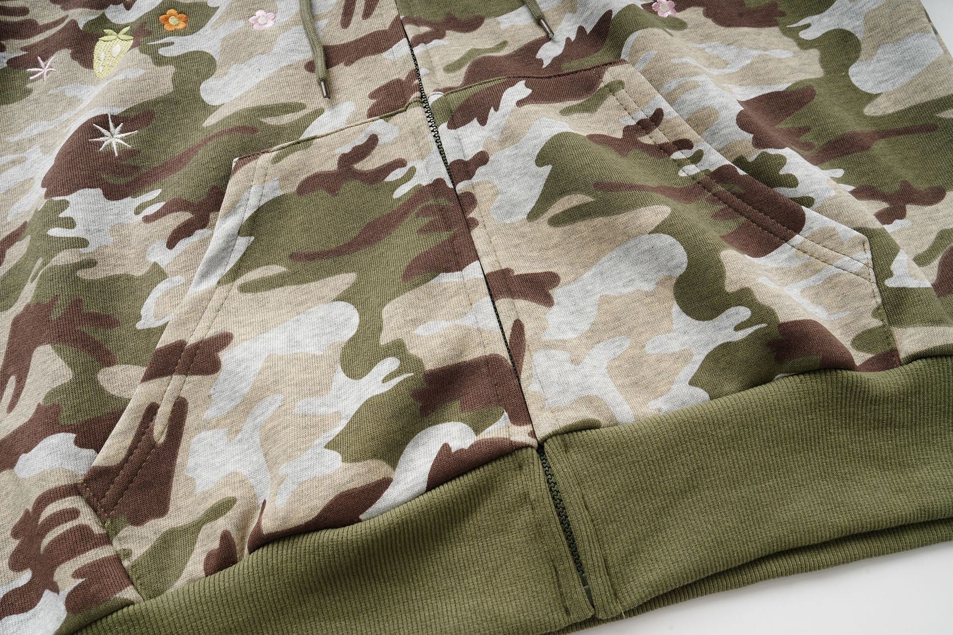 Sweat à capuche zippé camouflage avec broderies florales – Sweat-shirt streetwear oversize