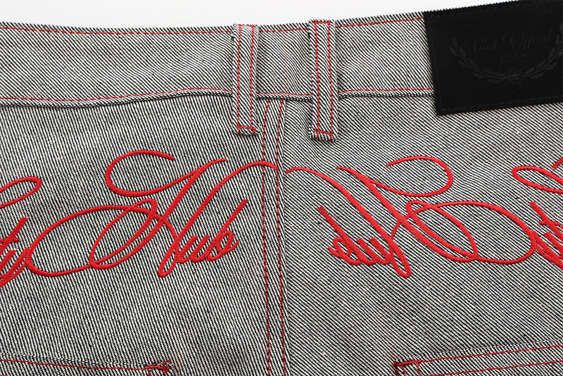Jean wide leg bicolore à empiècements contrastants et broderie manuscrite – Coupe droite en denim brut