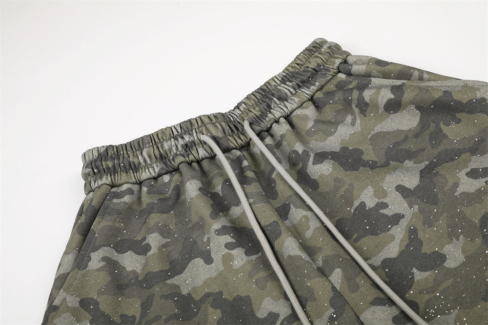 Herren-Jogginghose mit weitem Bein im Camouflage-Look und Strass-Details