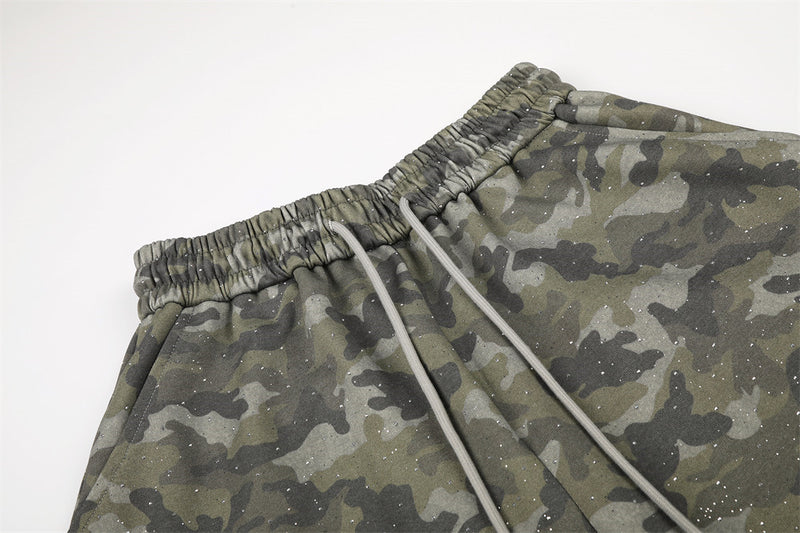 Herren-Jogginghose mit weitem Bein im Camouflage-Look und Strass-Details