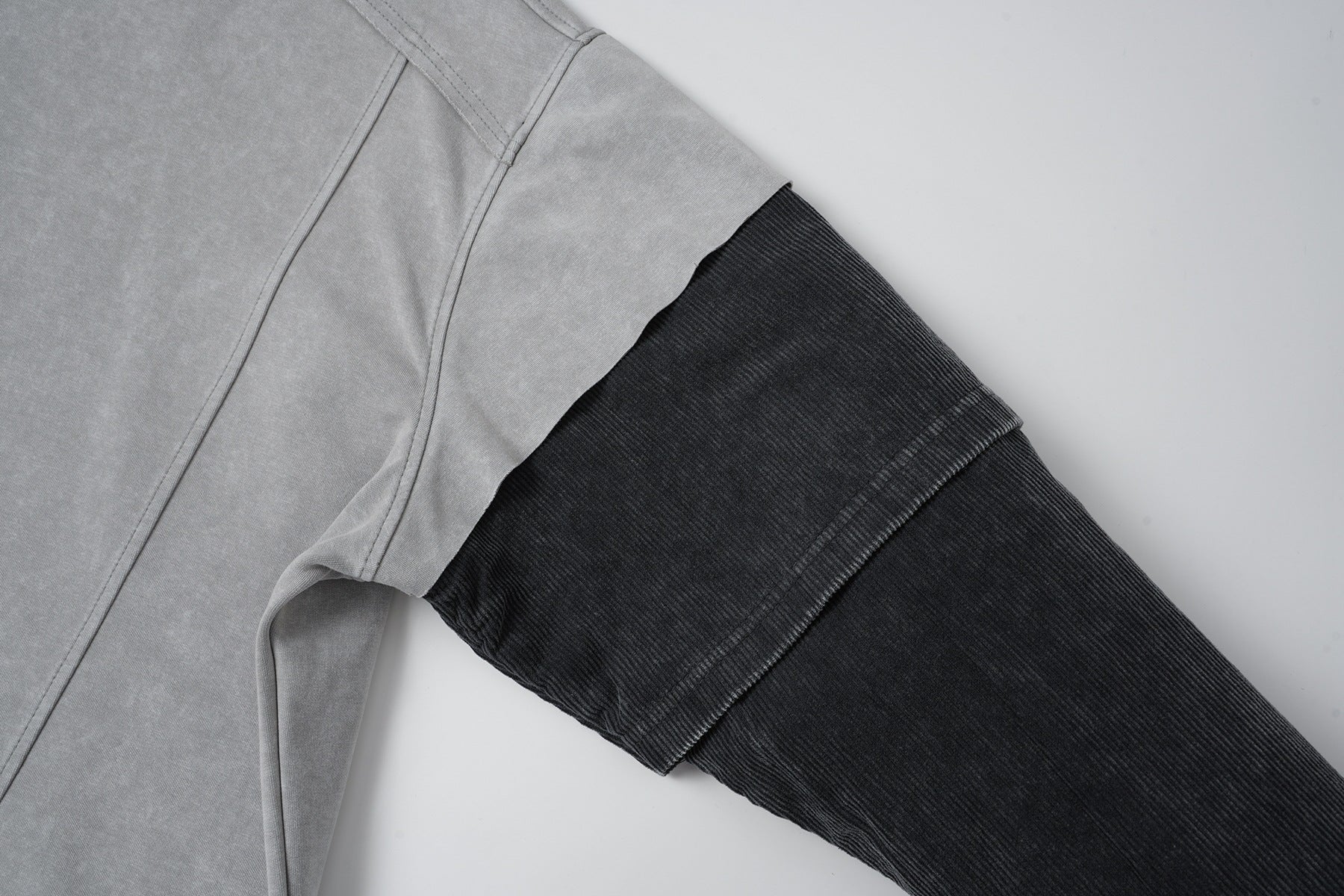 Sudadera efecto superpuesto de lavado ácido con mangas de pana – Deconstruida