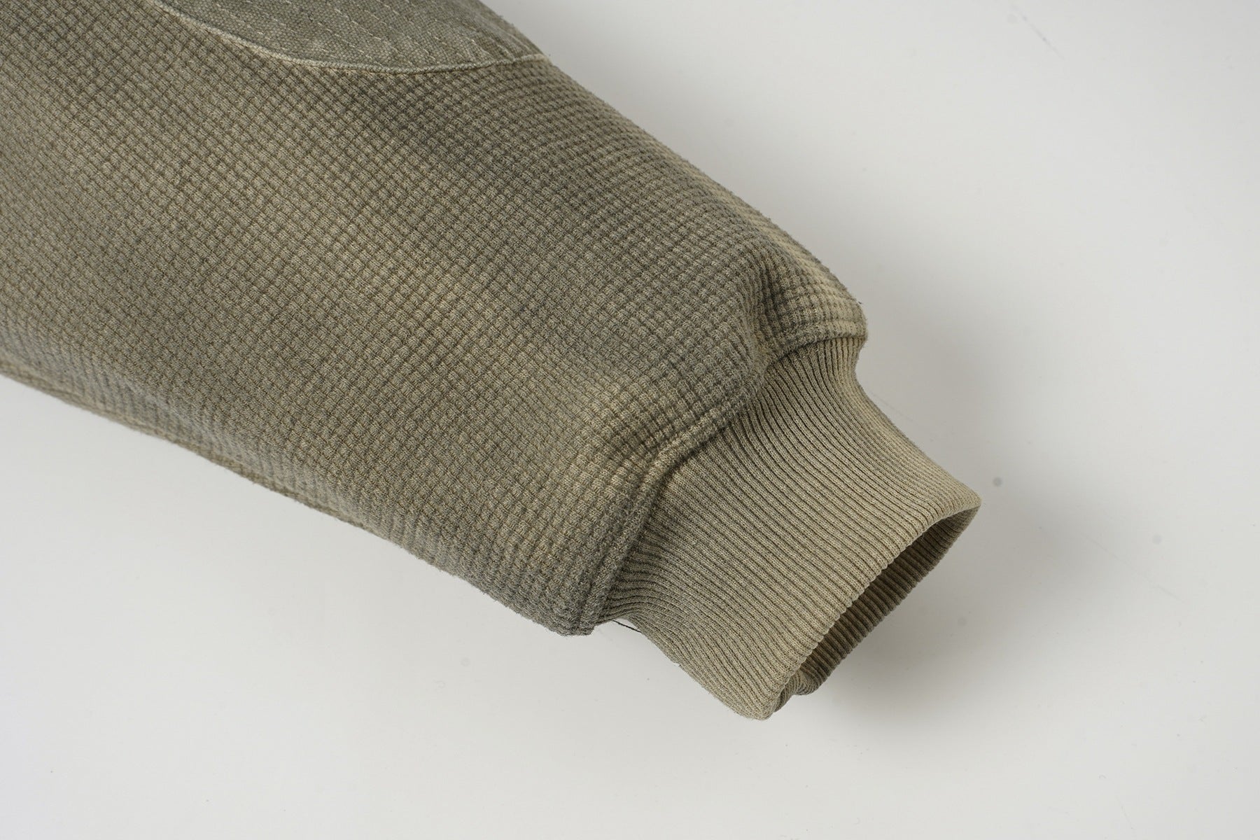 Oversized-Waffelstrick-Hoodie mit dekonstruierter Utility-Reißverschlusstaschen-Optik & Veloursleder