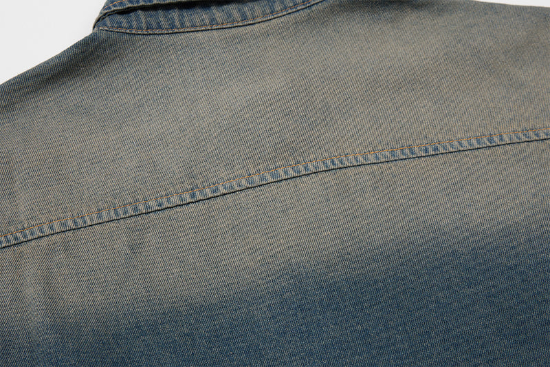 Boston Athletics Oversized-Denimhemdjacke – Vintage-Waschung mit Collegiate-Print