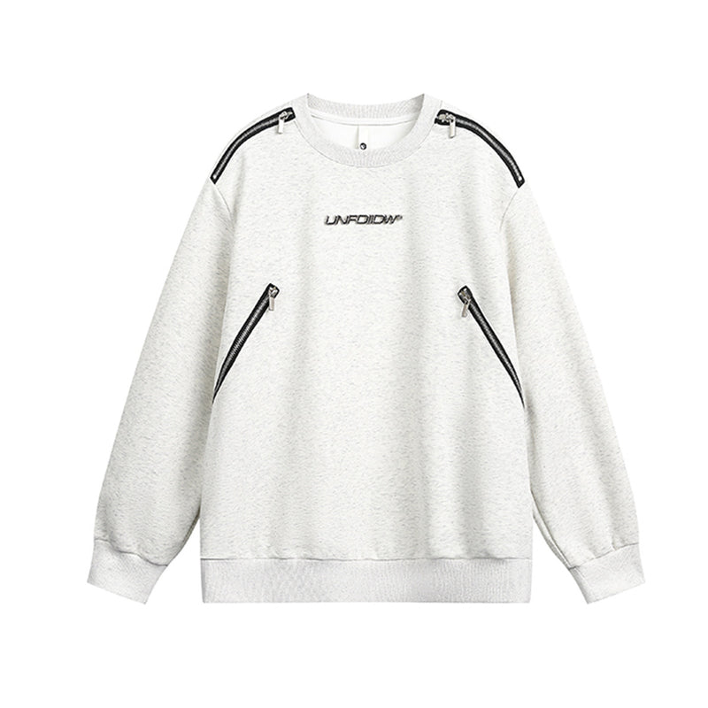 Sweat-shirt à col rond d’inspiration motard, avec bande zippée aux épaules et deux poches poitrine zippées en diagonale, gris clair