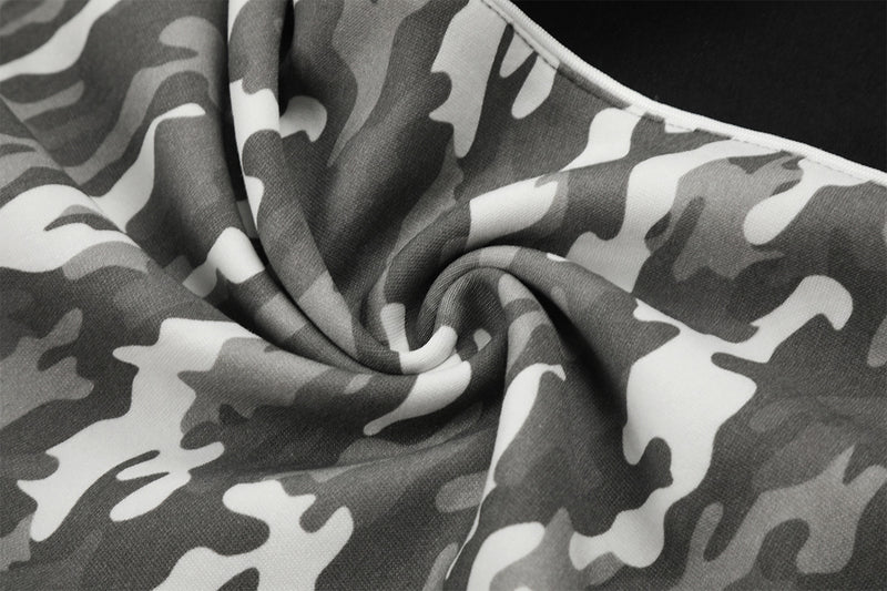 Pantalon de survêtement camouflage à jambes larges avec empiècements latéraux noirs et patch numéroté