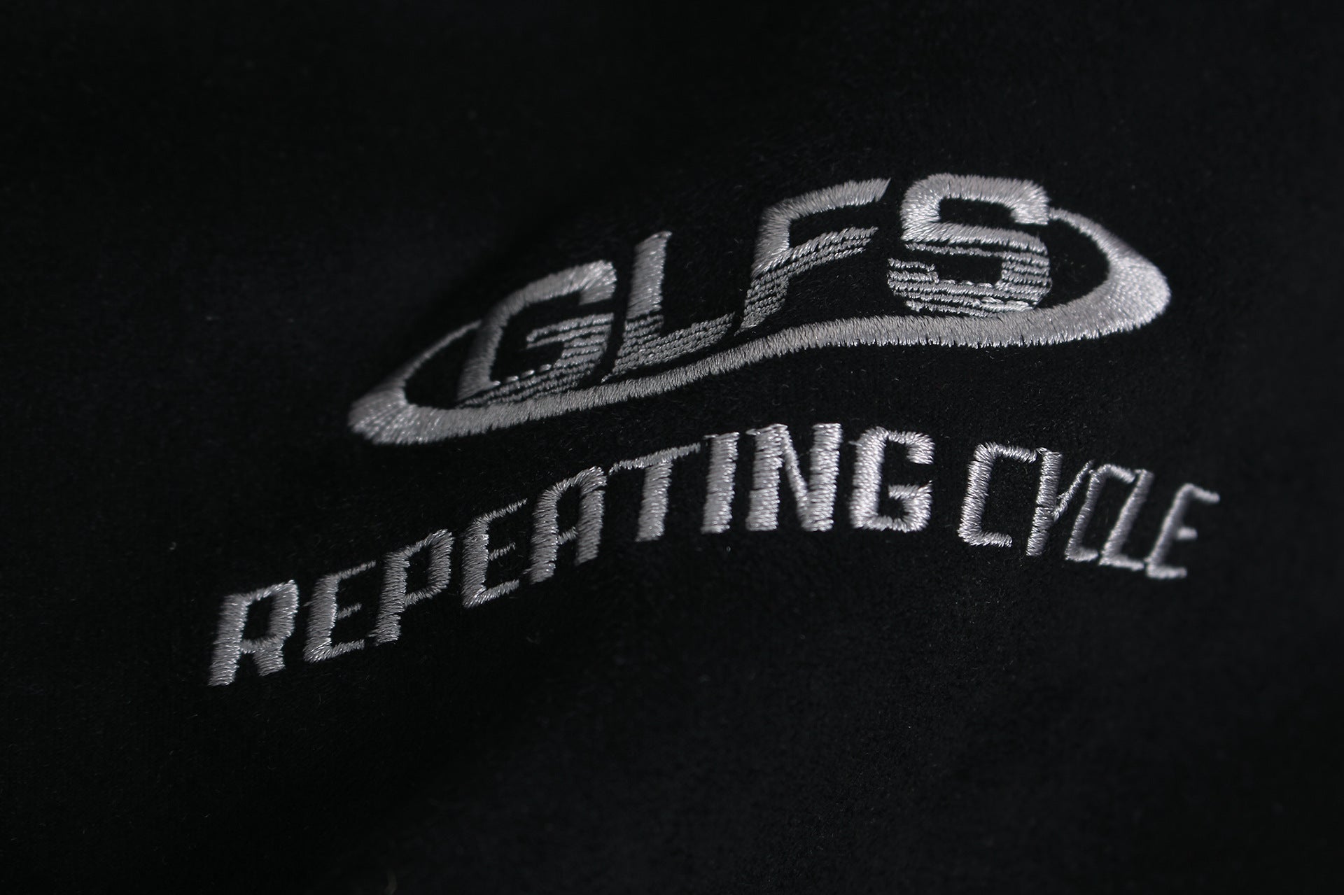 GLFS Colorblock-Langarmshirt mit wiederkehrendem Zyklusmotiv – Streetwear mit Kontrasteinsätzen