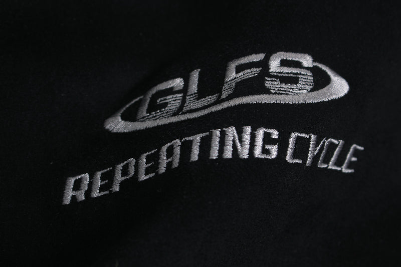 GLFS Colorblock-Langarmshirt mit wiederkehrendem Zyklusmotiv – Streetwear mit Kontrasteinsätzen