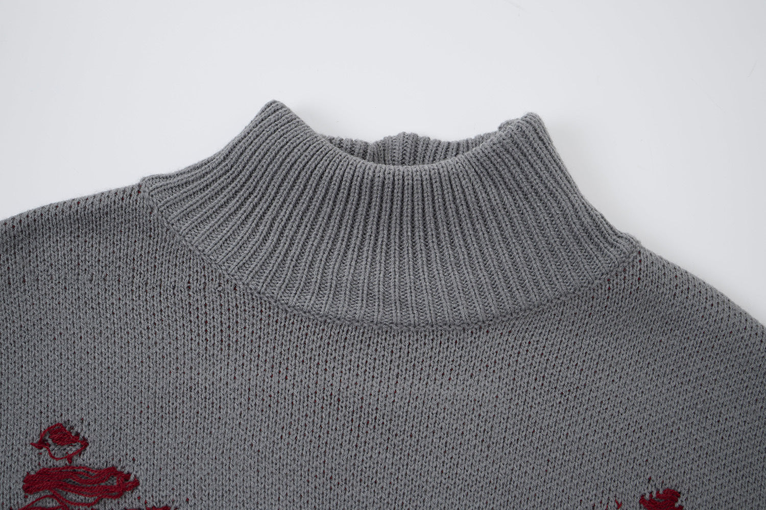 Pull à col montant Cross Heart en maille délavée – Jacquard gothique sombre à franges